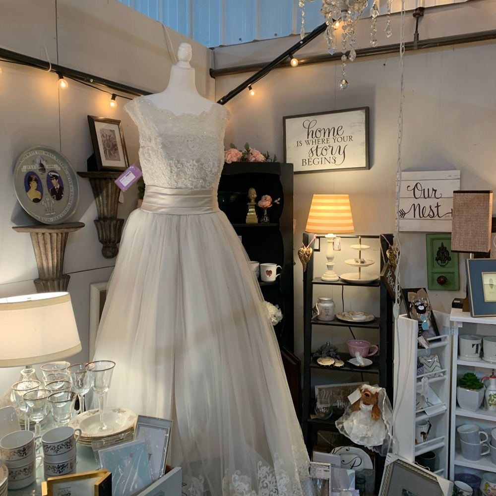 Beautiful candlelight sleeveless wedding dress 12 - Picture 8 of 16